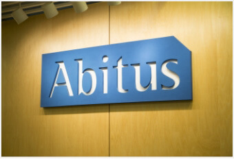 キャリアアクセスを吸収合併し、株式会社アビタスに社名変更